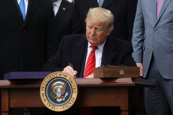 Trump promulga acuerdo comercial con México y Canadá