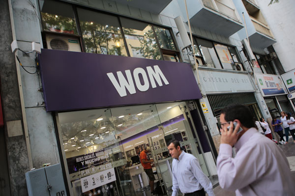 Wom prepara expansión a negocio de internet fijo e instala pilotos de fibra óptica en Santiago