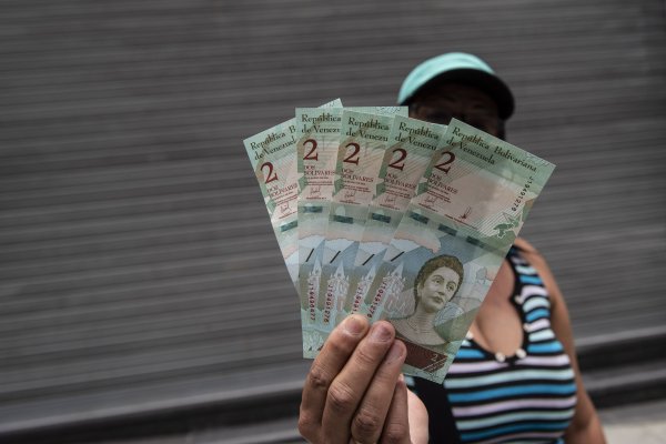 La inflación venezolana superó el 9.500% en 2019, según el Banco Central