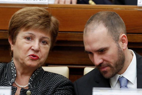 FMI dice que es "un momento importante" para aplicar políticas de reestructuración deuda en Argentina