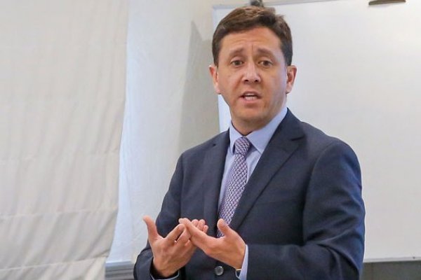 <p>Director del Trabajo renuncia en medio de polémica por error en cifras de despidos</p>