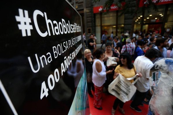El balance del fin a las bolsas plásticas y la lejana promesa de reconversión de la industria