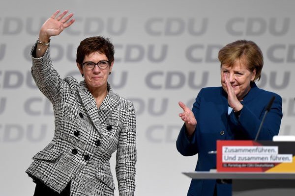 Annegret Kramp-Karrenbauer (izq.) era vista como la sucesora favorita de Angela Merkel (der.). Foto: Reuters