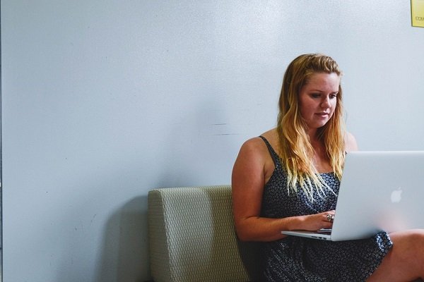 Falta de mujeres inversionistas en startups explicaría baja presencia en emprendimientos