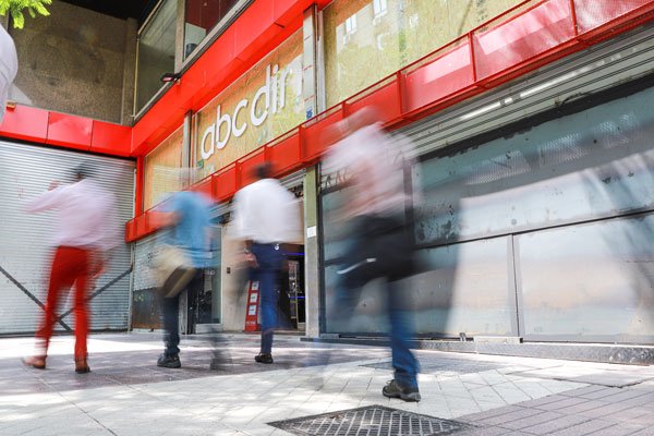 Junto a masivos despidos, AD Retail profundiza ajuste en redes de locales de ABCDin y Dijon