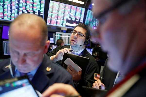 Inversionistas se repliegan y mercados sufren pérdidas
