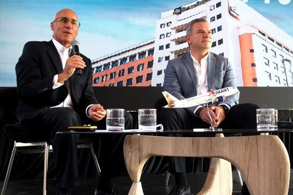 El presidente de BancoEstado, Arturo Tagle y el CEO de Jetsmart, Eduardo Ortiz. Foto: Agencia Uno