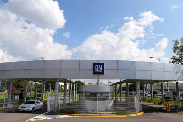 GM gastará US$ 300 millones en efectivo para cubrir la salida de ambos mercados.