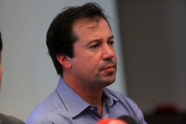 Ministro Palacios viajó en bus a Temuco a declarar en causa de coimas en el MOP