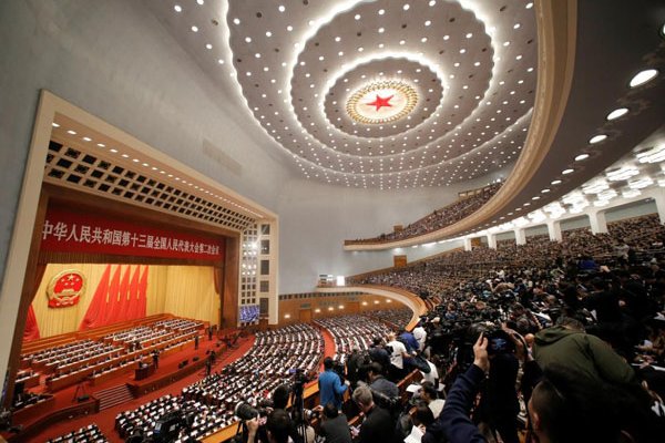 China recorta tasas y da financiamiento para impulsar economía golpeada por coronavirus
