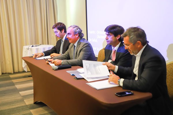 Andrés Cood (tercero de izquierda a derecha) junto a representantes de Banco Bice.
