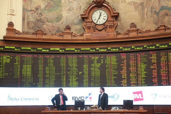 Temporada de “gangas” en la bolsa: más de un tercio del IPSA cotiza debajo de su valor contable