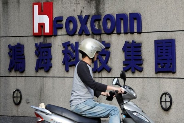 Foxconn, el principal proveedor de Apple, recorta sus previsiones por el coronavirus