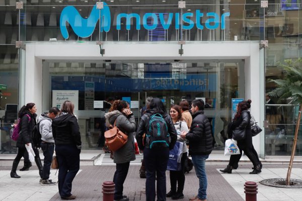 Telefónica en Chile reporta menores ingresos por “difícil situación macroeconómica y social del país”