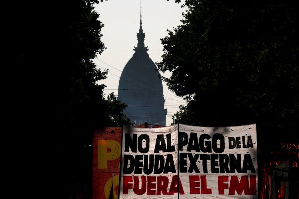 Riesgo país argentino sube con fuerzas luego de que el FMI indicara que la deuda del país "no es sostenible"