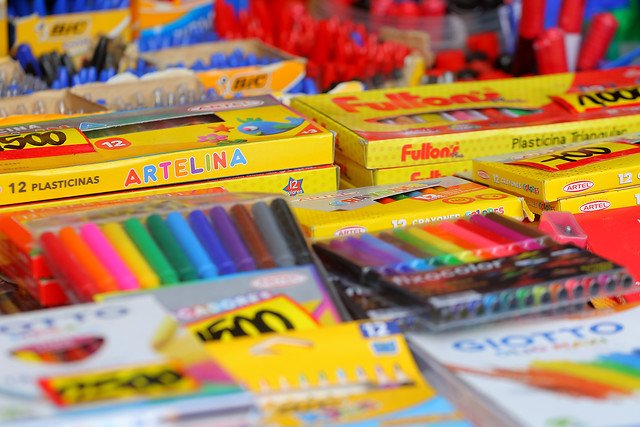 <p>Promociones y ventas online amortiguan el efecto de la crisis social en la venta de útiles escolares</p>