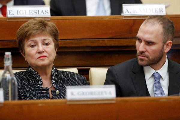 Bonistas de deuda Argentina esperan acuerdo satisfactorio en renegociación, a pesar de riesgo de default
