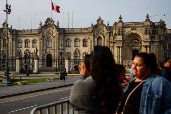 PIB de Perú se desacelera en el cuarto trimestre por retrasos en obras públicas