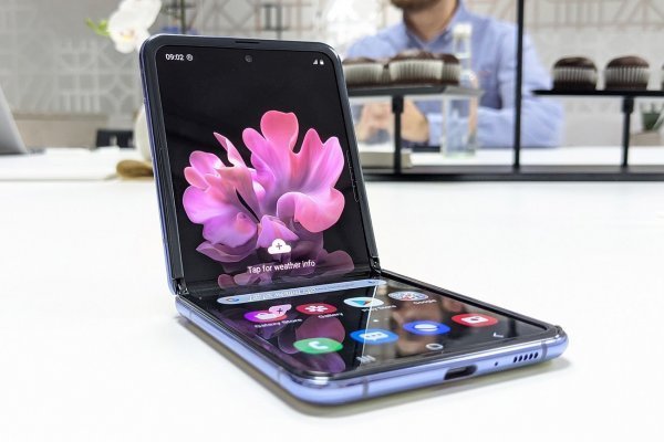 Se puede doblar la pantalla de 6,7 pulgadas en 90°. Fotos: Samsung