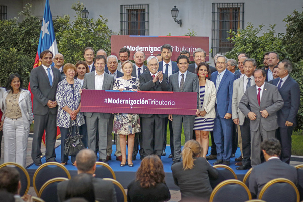 En la ceremonia participaron ministros, jefes de servicios, representantes PYME y empresarios. Foto: Agencia Uno