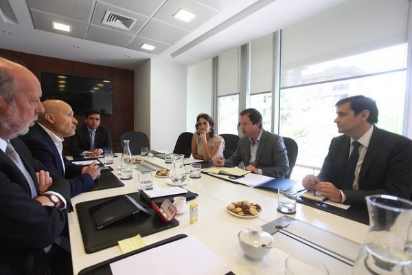 Gobierno y sector financiero anuncian medidas para prevenir endeudamiento de cara a marzo