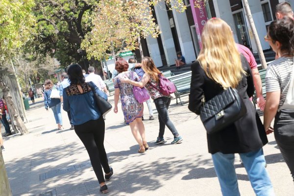 Pensiones de mujeres podrían subir 17% si se reducen tablas de mortalidad