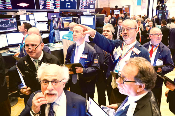 Estímulo monetario provoca resultados mixtos en mercados globales en volátil jornada bursátil