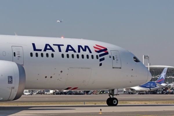 Latam logra alza histórica en pasajeros y dice que “no está contemplado suspender otras rutas” por coronavirus