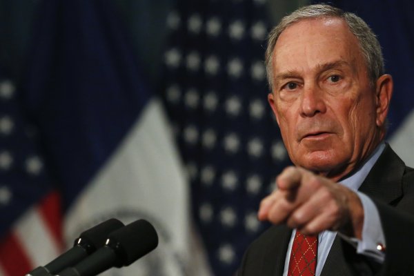 Michael Bloomberg se retira de la carrera demócrata y entrega su apoyo a Joe Biden