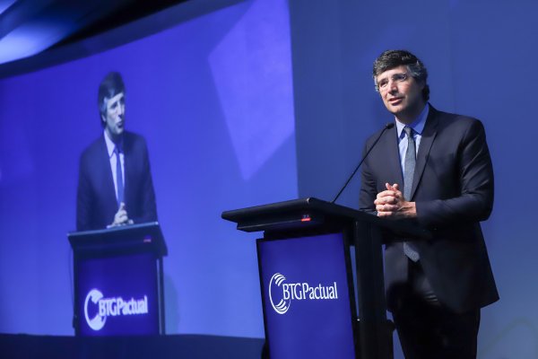 André Esteves le entrega su apoyo al país: "Nuestra visión de Chile es la misma que nos llevó a venir aquí"