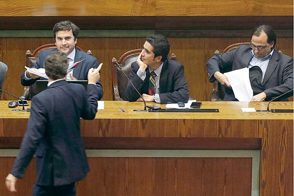 El subsecretario de Hacienda, Francisco Moreno, junto al ministro de Hacienda, Ignacio Briones, y el director de Presupuestos, Matías Acevedo. Foto: Agencia Uno