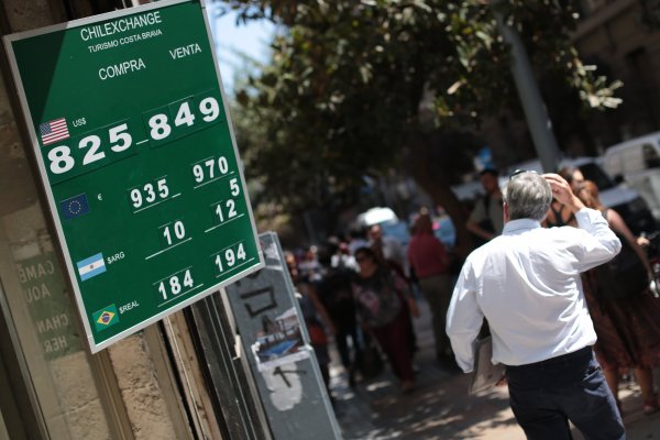 El dólar y el euro alcanzaron ayer niveles no vistos en el mercado local. Foto: Rodrigo Garrido