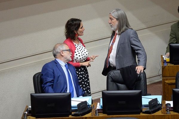 Los senadores Montes y Letelier conversan con la ministra Zaldívar. Foto: Agencia Uno