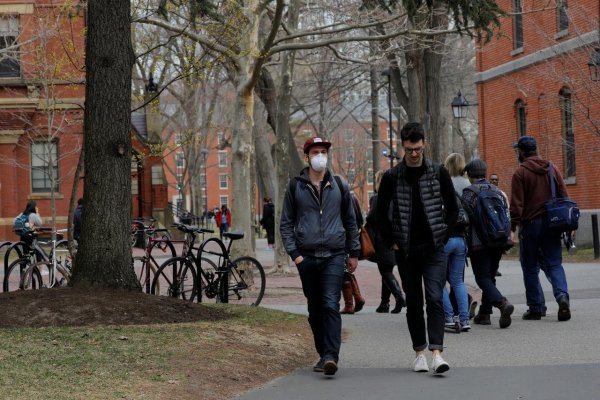 Harvard pide a sus estudiantes que no vayan al campus por coronavirus