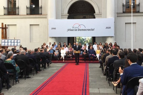Piñera destaca la democracia, defiende agenda social-económica y pide “ayuda de todos”