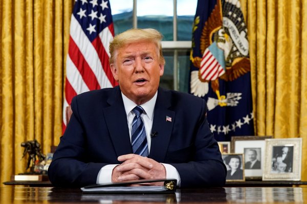 Trump suspende viajes desde Europa a EEUU por un mes y afirma que la crisis "no es financiera"