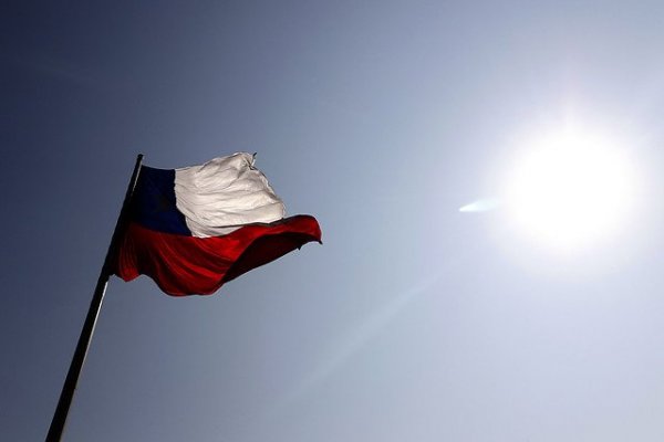 Fitch mantiene la clasificación de Chile, pero rebaja la perspectiva a "negativa"