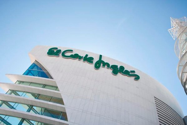 Corte Inglés marca distancia y atiende al público evitando el contacto físico