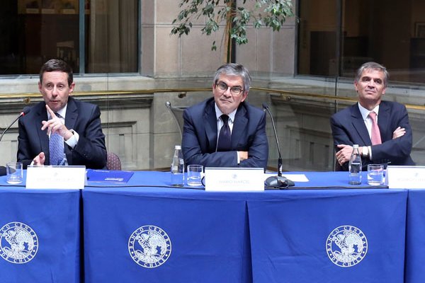Mario Marcel junto a los expresidente del Banco Central, José de Gregorio y Rodrigo Vergara.