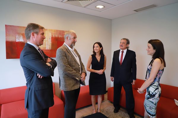 En las oficinas de EY se reunieron a conversar los representantes de Camchal, Juan Pablo Wilhelmy; de Britcham, Greg Holland; de Amcham, Paula Estévez; de Cichit, Juan Esteban Musalem; y la socia principal de la auditora, Macarena Navarrete. Foto: Julio Castro