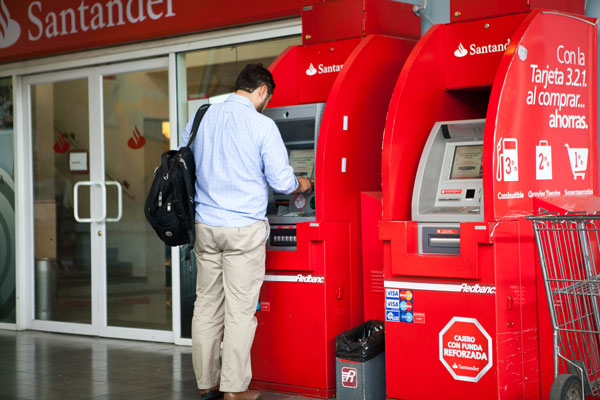 Delincuentes roban 21 llaves de cajeros del Santander - Diario Financiero
