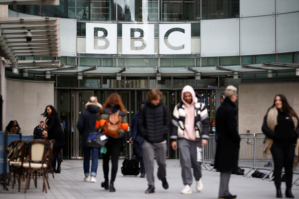 La pelea interna de la BBC por el financiamiento para sobrevivir en la era de Netflix