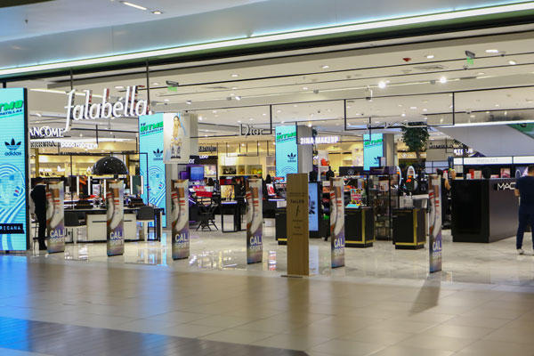 Las multitiendas de los centros comerciales han sufrido una baja muy relevante de compradores. Foto: José Montenegro