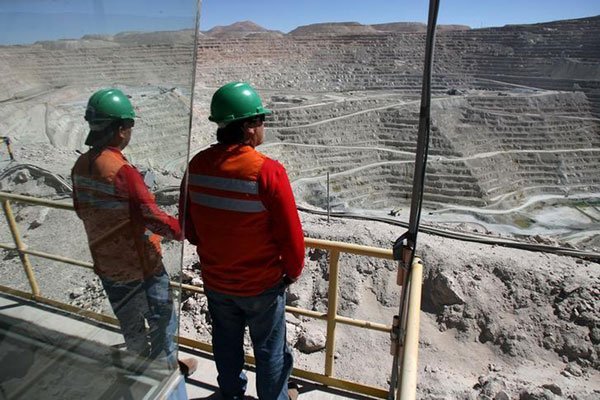 Trabajadores de Codelco y Escondida piden cierre temporal de las faenas y centros de trabajo