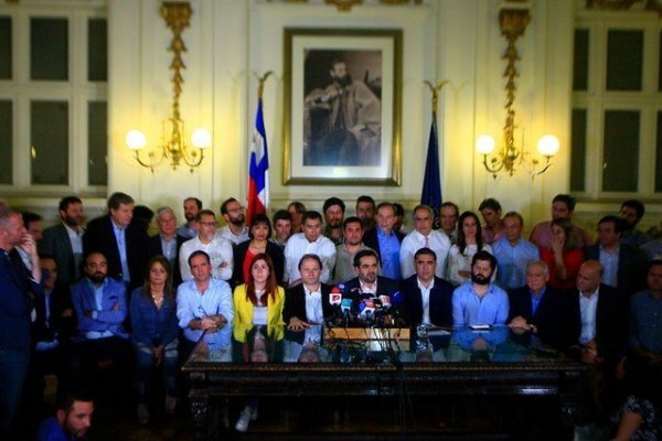 <p>Este jueves se reúnen los partidos para acordar nueva fecha para el plebiscito</p>