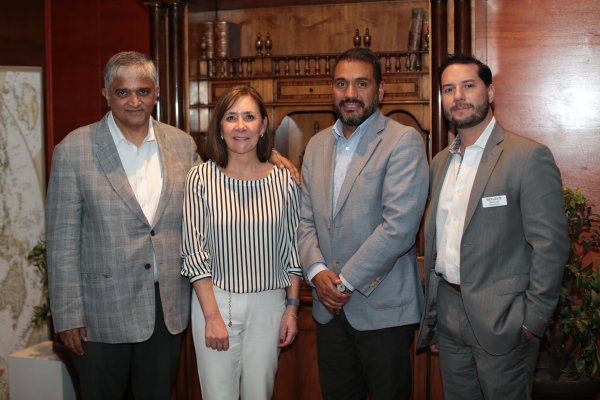 Prashanth Palakurthi, CEO de Reflexis Systems; Carolina Vásquez, gerente general de STG Chile; Leonardo Navarrete, gerente de Ventas de STG Chile, y Santiago Mendoza, director regional para Latinoamérica de Reflexis Systems.