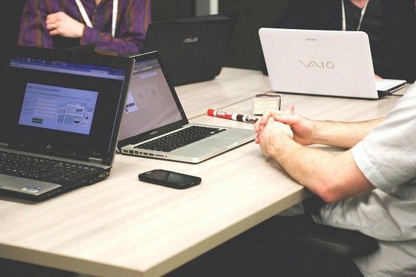 Permisos sin goce de sueldo y baja de salarios: las medidas en que piensan las empresas para afrontar la crisis