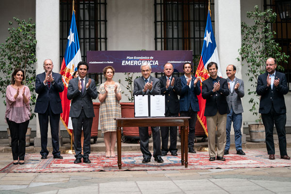 Todo el gabinete económico participó ayer del anuncio junto al Presidente. Autoridades tomaron medidas de prevención del coronavirus, como distanciarse un metro de cada uno. Foto: Presidencia