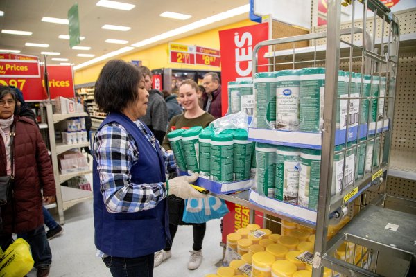 Multinacionales extreman acciones: Apple elimina límites de compras online para iPhone en medio de la epidemia