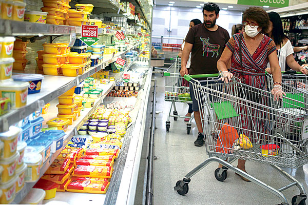 Supermercados y transporte público ajustan horarios por toque de queda